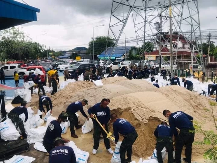 กองทัพบก ช่วยน้ำท่วม กทม. สั่งเพิ่มรถทหารรับ - ส่ง ประชาชนใน 16 เขต