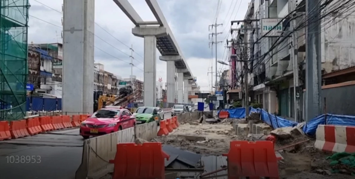 ไม่ทน “ผอ.” แจ้งความผู้รับเหมาก่อสร้าง “รถไฟฟ้าสายสีชมพู” ทำน้ำท่วมทั้ง รร.