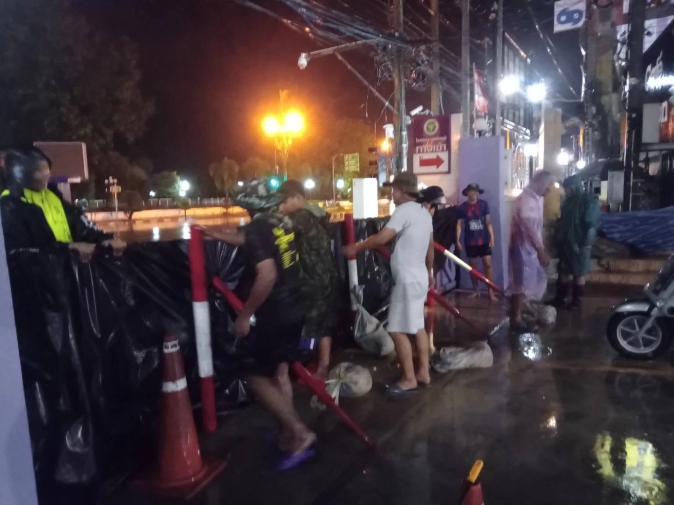 น้ำทะลักท่วมโซนศก.ชัยภูมิ เร่งป้องโรงพยาบาล ก่อน"พายุโนรู"ถล่ม (คลิป)