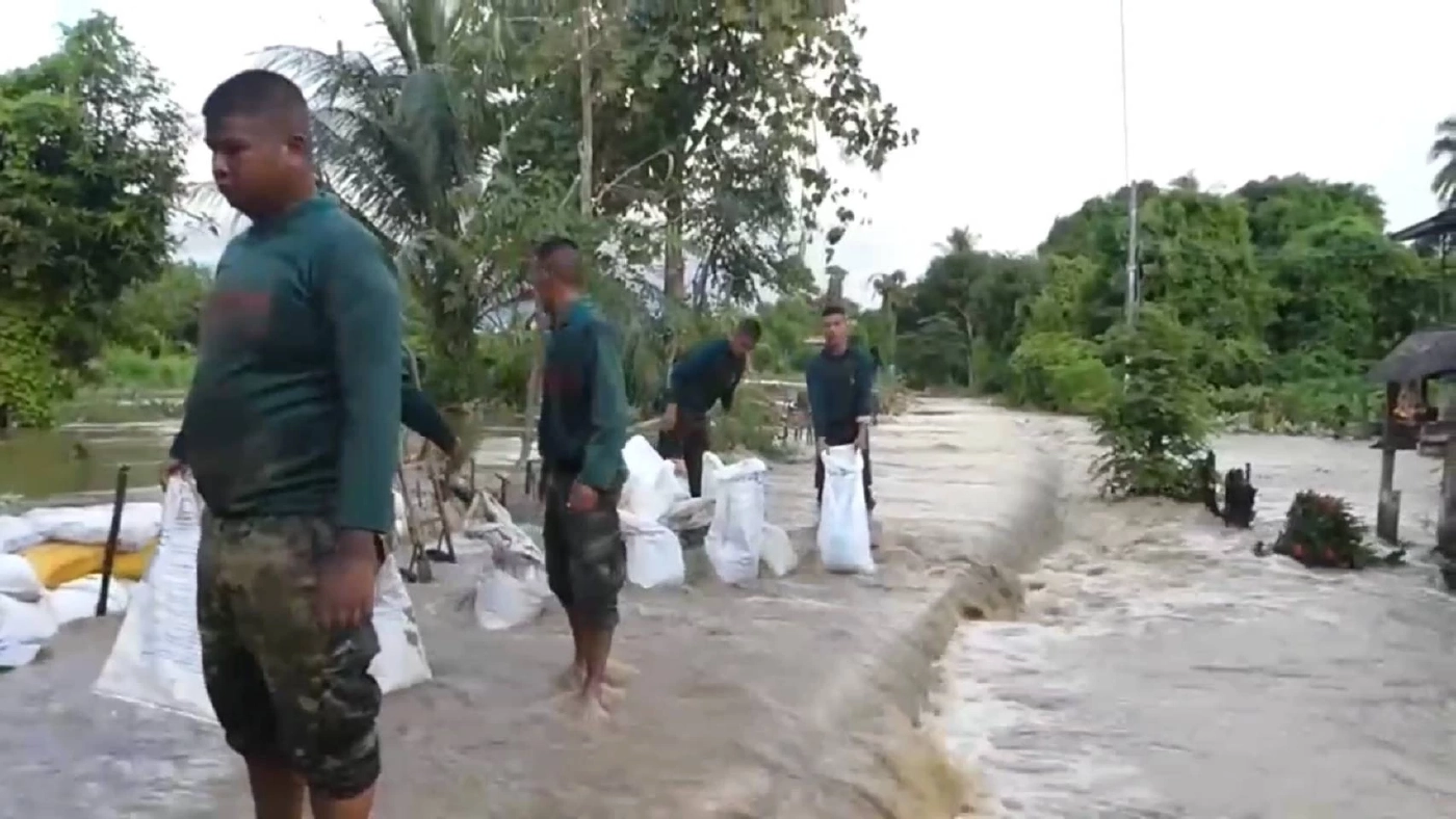 กองพันส่งกำลังและบริการที่ 23 กองบัญชาการช่วยรบที่ 3 เร่งสร้างคันกั้นน้ำให้ชาวบ้าน
