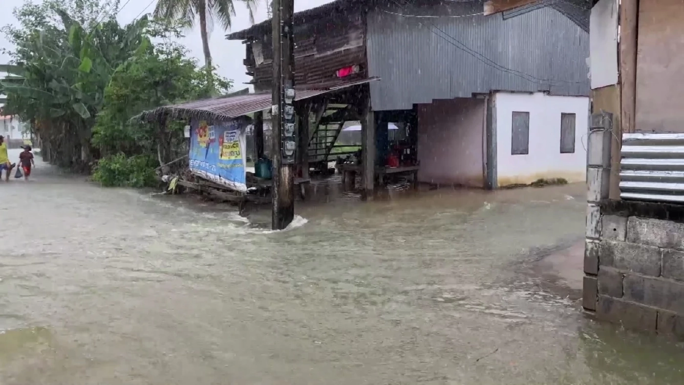 เร่งอุดพนังกั้น "ลำเสียวใหญ่" ขาดยาว 30 ม. น้ำทะลักอ่วม ชาวบ้านต้องนอนบนถนน