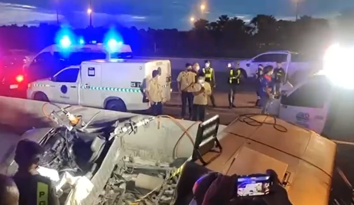 สยอง รถขนเงินกว่า 10 ล้าน ชนแบริเออร์ เสียหลักพลิกคว่ำ พังยับ ดับ 3