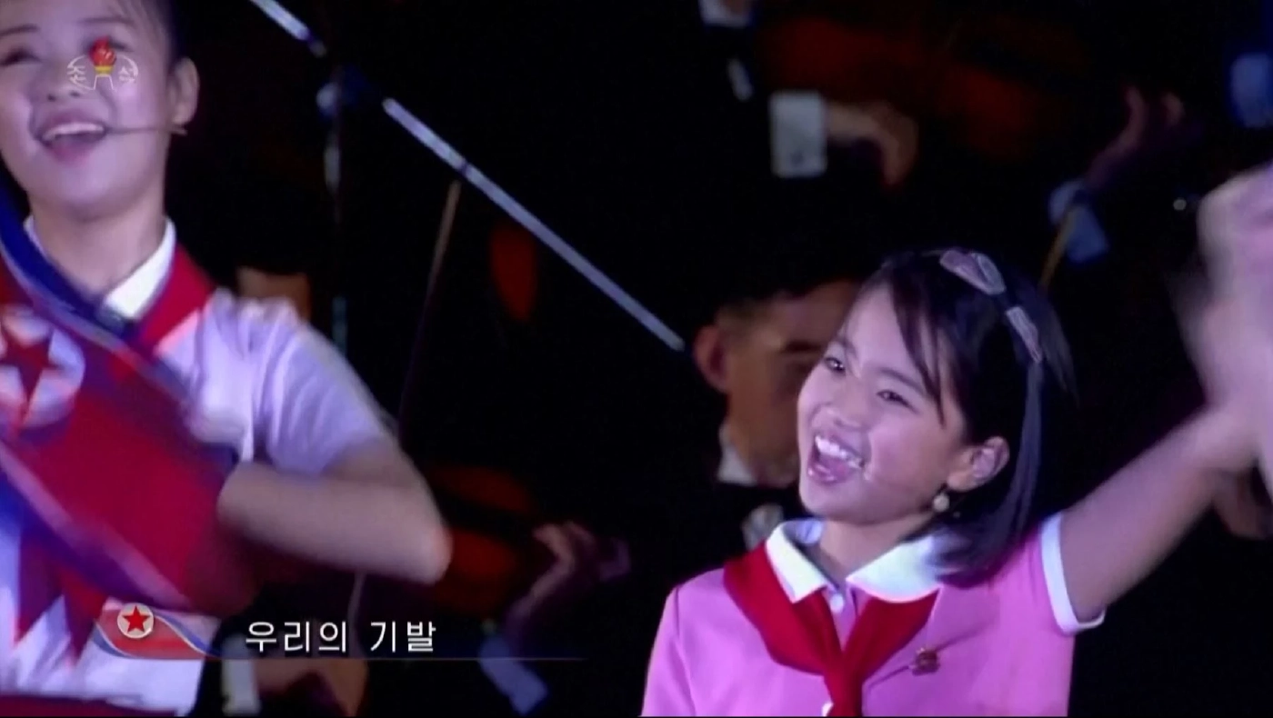 ปิดยังไงก็ไม่มิด ลูกสาวคิม จองอึน ขึ้นเวทีฉลองวันชาติ (คลิป)