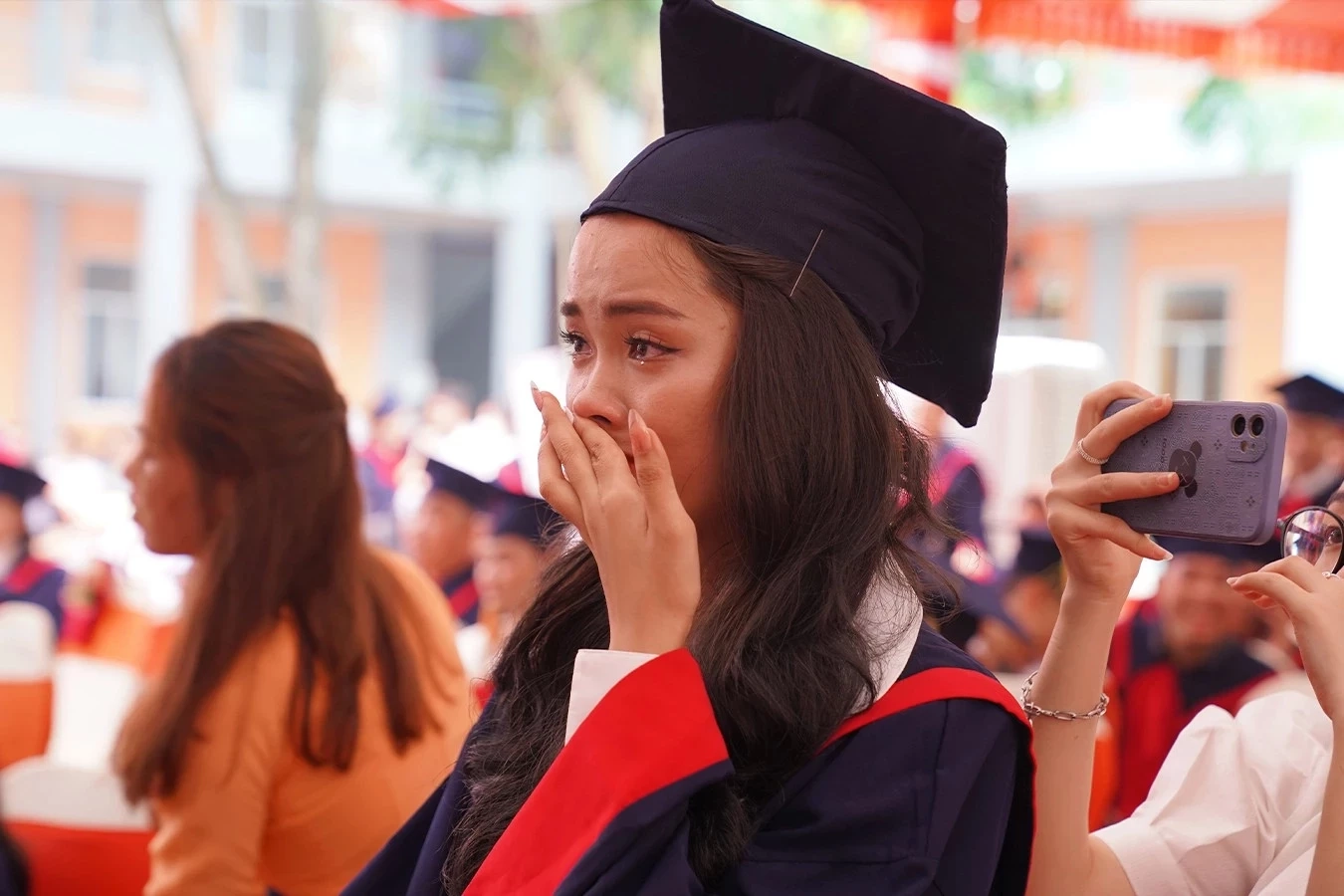 โซเชียลน้ำตาคลอ บัณฑิตน้ำตาซึม คุณย่าวัย 83 เดินทางไกล 2,000 กม. ร่วมงานรับปริญญา