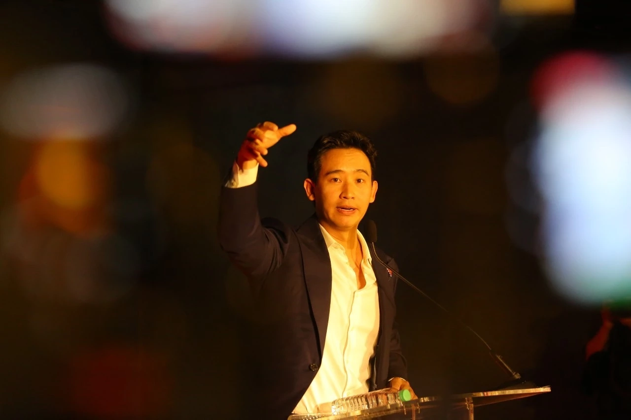 พิธา  ลิ้มเจริญรัตน์  หัวหน้าพรรคก้าวไกล 