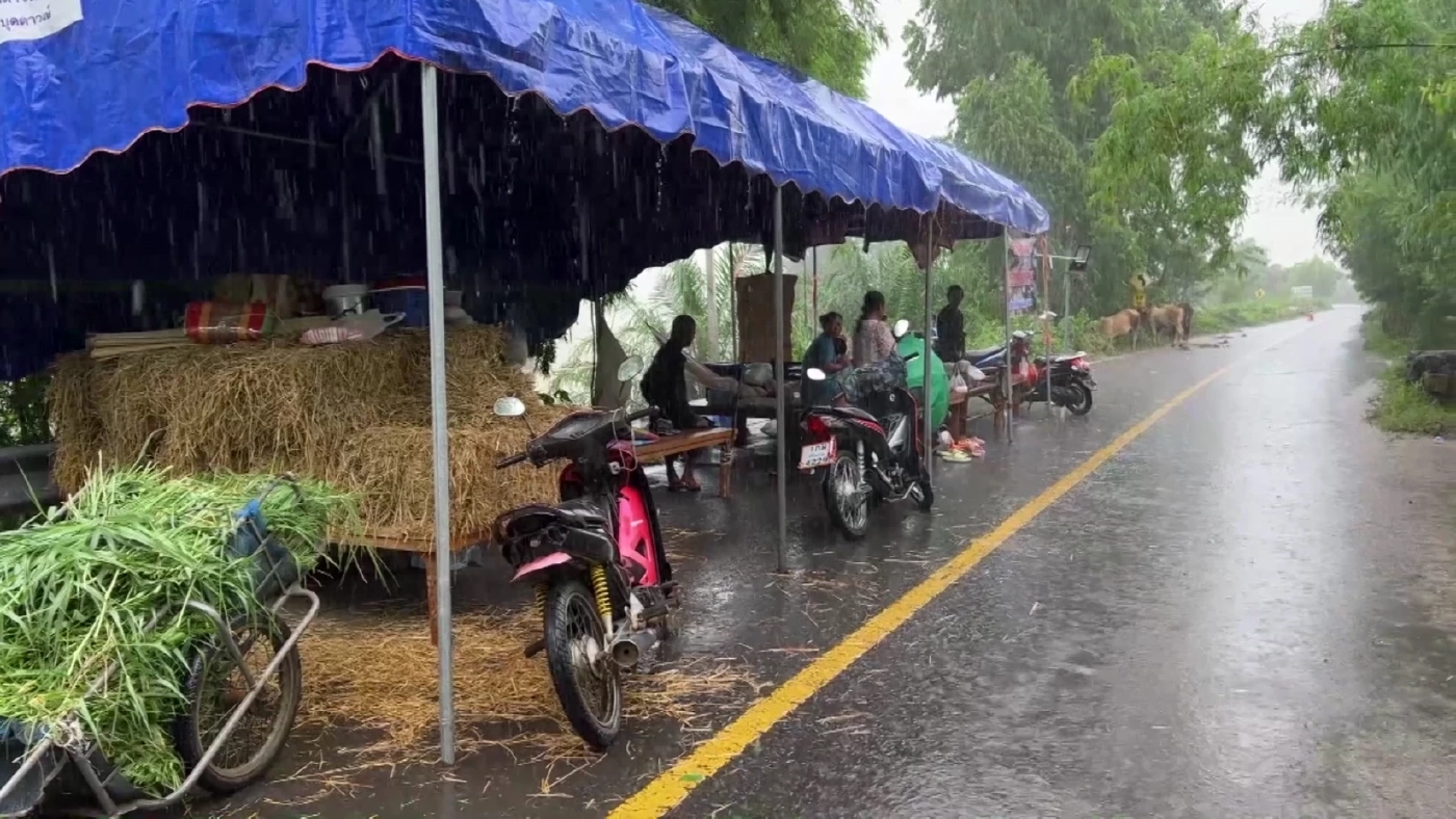 เร่งอุดพนังกั้น "ลำเสียวใหญ่" ขาดยาว 30 ม. น้ำทะลักอ่วม ชาวบ้านต้องนอนบนถนน