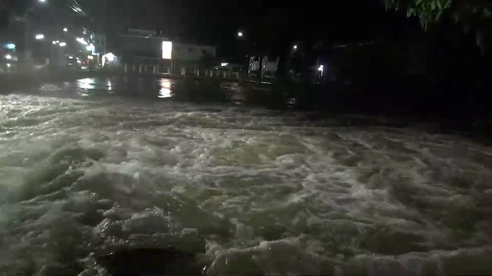 "พายุโนรู" ถล่มชัยภูมิ มวลน้ำป่าทะลักท่วมโซนเศรษฐกิจ เร่งสูบหวั่นท่วมรพ.