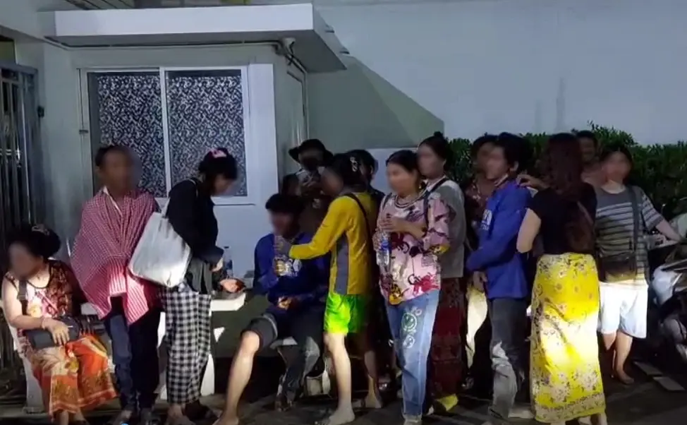 ระทึก ! นั่งร้านไซต์งานก่อสร้างถล่ม คนงาน 28 ชีวิตรอดตายหวุดหวิด