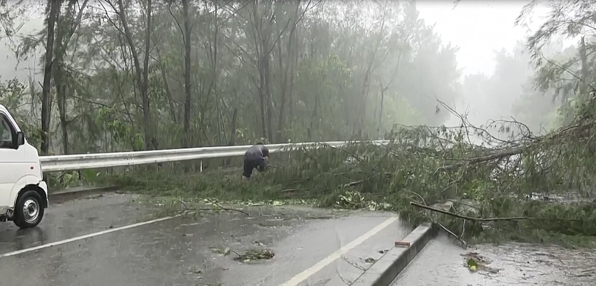 พายุไต้ฝุ่น “หมุ่ยฟ้า” ส่งผลฝนตกหนักบนเกาะในภาคใต้ญี่ปุ่น