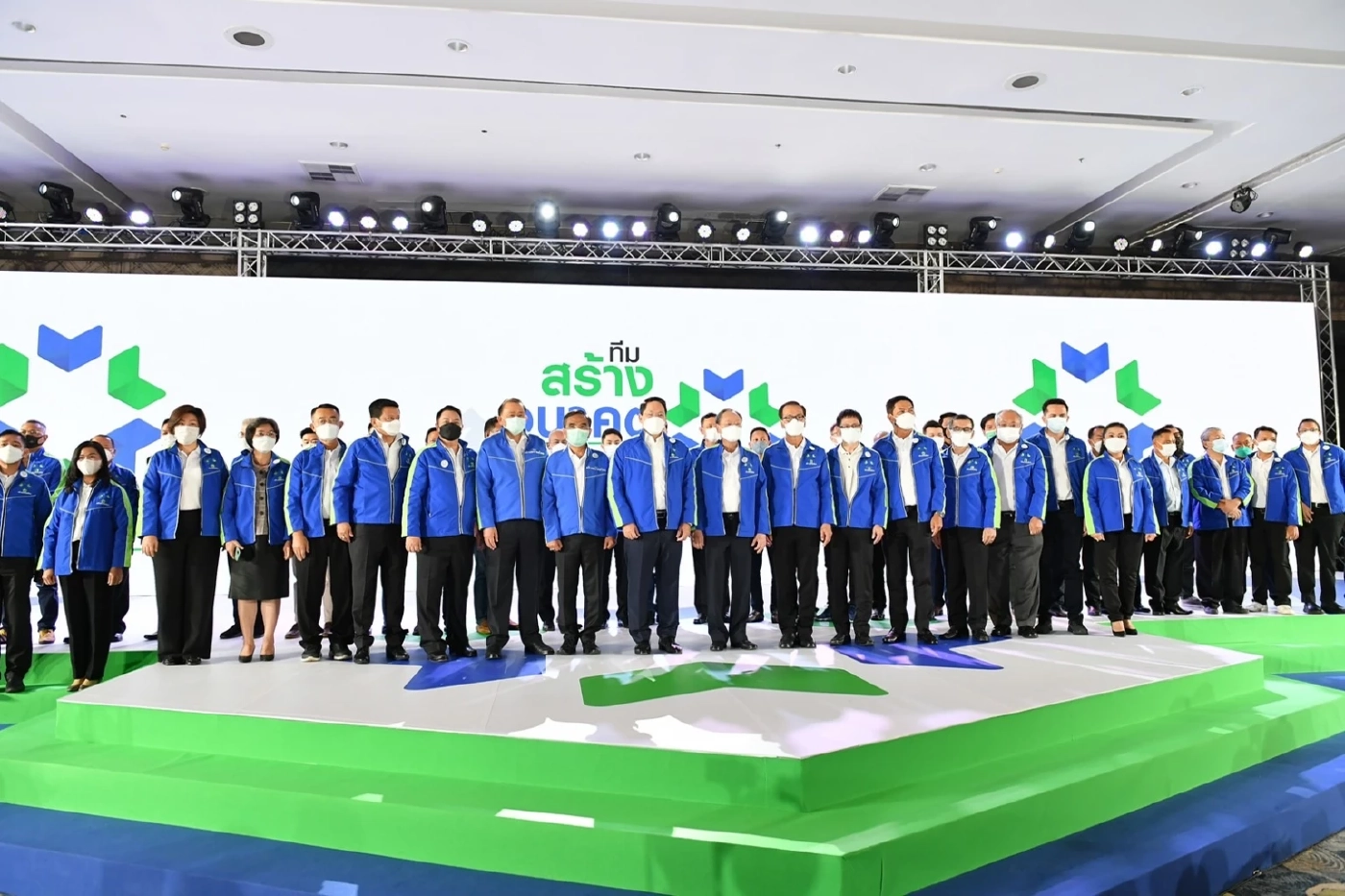 การเปิดตัว พรรคสร้างอนาคตไทย ช่วงแรกๆ  ซึ่งปัจจุบัน ได้มีการเปลี่ยนแปลงโลโก้พรรคอีกครั้ง 