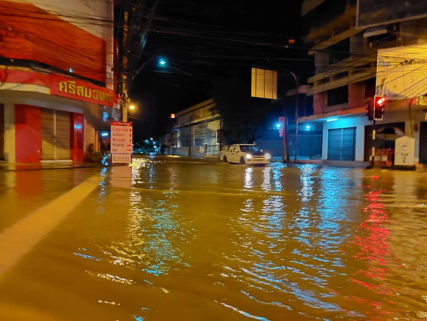 น้ำทะลักเข้าท่วมเขตเศรษฐกิจชัยภูมิ หวั่นกระทบท่วมโรงพยาบาล