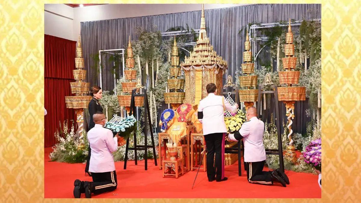 ในหลวง-พระราชินี เสด็จฯ พระราชทานน้ำหลวงอาบศพ ม.จ.มงคลเฉลิม ยุคล