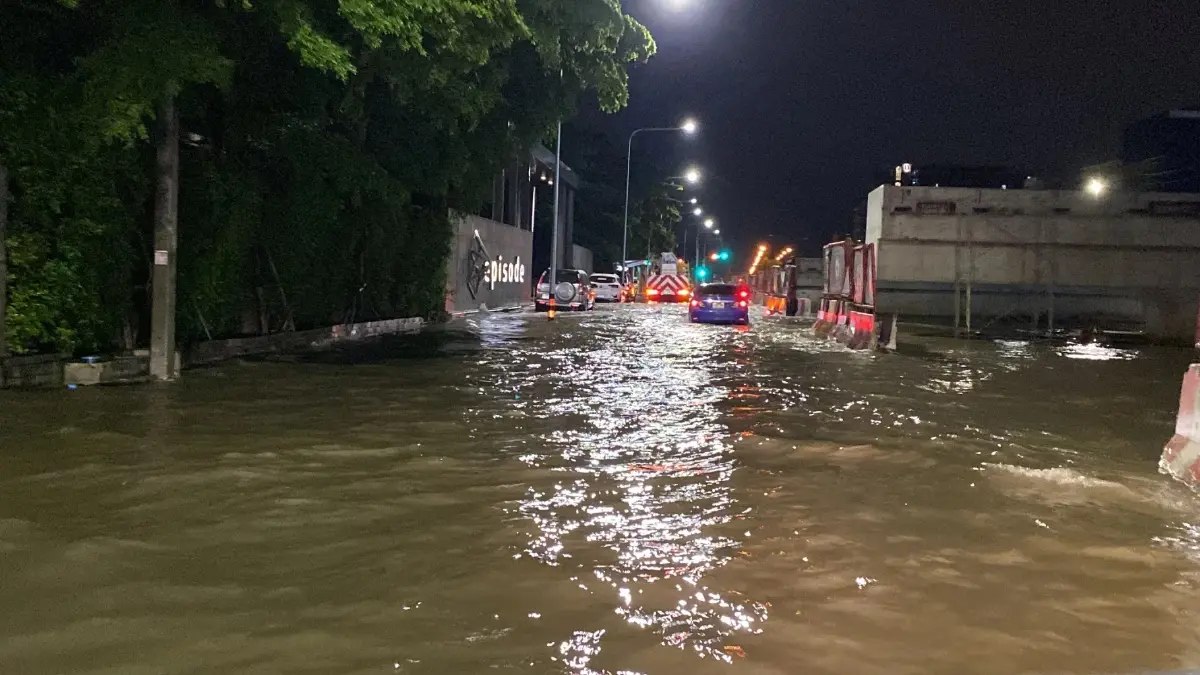 คนกรุงเตรียมตัว เย็นนี้ฝนตกทั่วกรุง เผย 12 เขตกทม.โดนเต็มๆ
