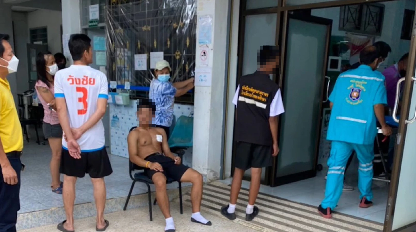 ม.5 เขม่นรุ่นน้อง ม.3 ตะลุมบอนหลังเลิกเรียน ถูกรุ่นน้องแทงสวนเจ็บสาหัส