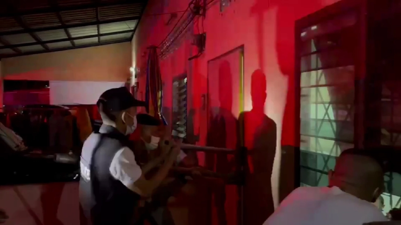 ระทึก! ชายคลั่ง มีดจี้คอเมีย-ลูกเป็นตัวประกัน ก่อนถูกสยบด้วยปืนไฟฟ้า