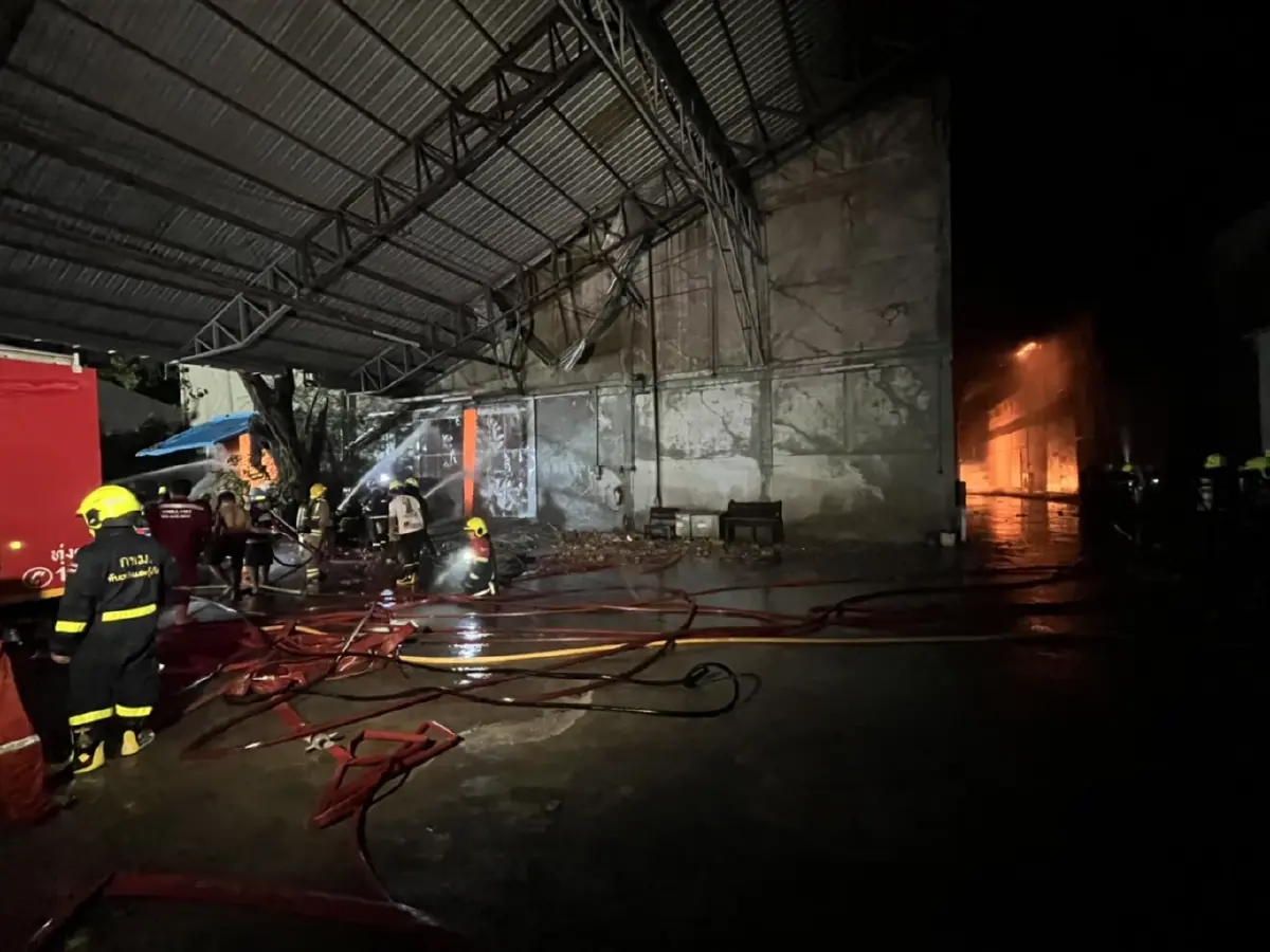 เพลิงไหม้โกดังเก็บสินค้าออนไลน์ ถล่มทับ อาสาเจ็บ 7 ราย คาดไฟฟ้าลัดวงจร