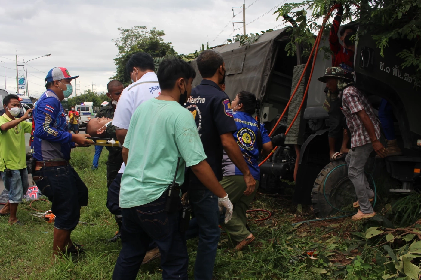 หวิดสลด รถจีเอ็มซีทหารยางระเบิด ตกข้างทางมีทหารบาดเจ็บ 15 นาย