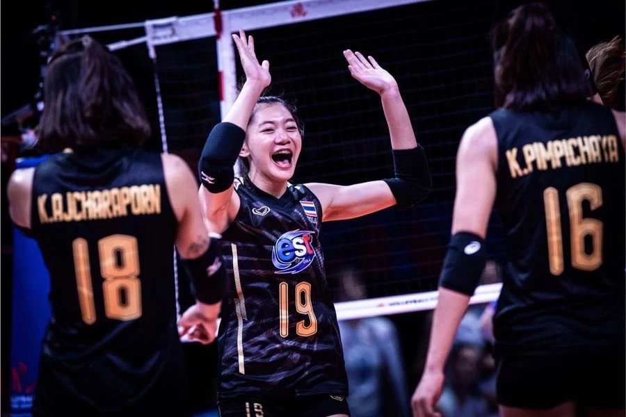 "ในหลวง-พระราชินี" ทรงชื่นชมนักวอลเลย์บอลสาวไทย หลังโค่นตุรกี