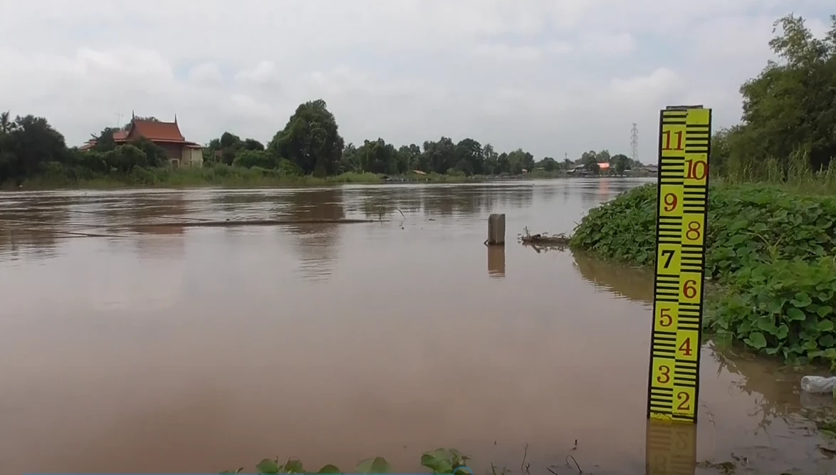 อ่างทองยังอ่วม น้ำคลองโผงเผงขยายวงกว้าง ท่วมบ้านเรือน ปชช. เกือบ 400 หลัง