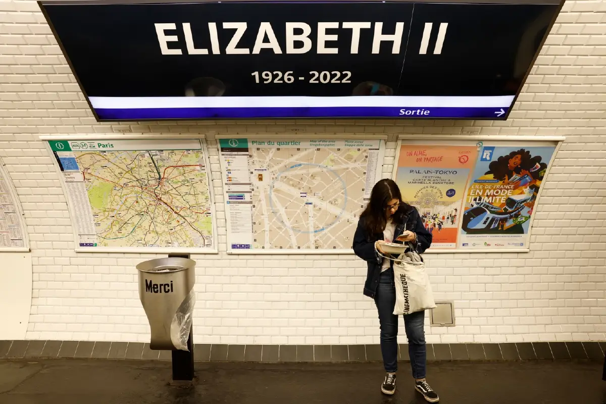 สถานีรถไฟใต้ดินปารีสเปลี่ยนชื่อชั่วคราวเป็น "Elizabeth II" เพื่อไว้อาลัยควีน