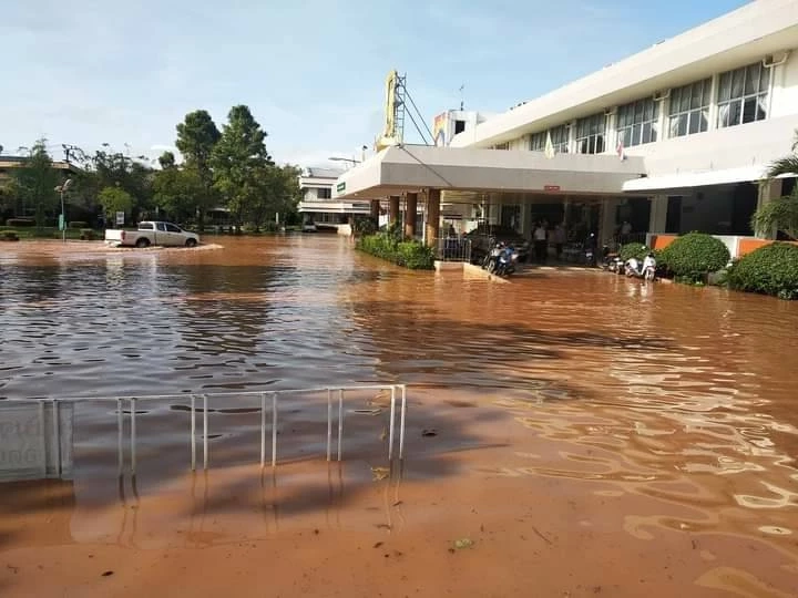 น้ำทะลัก รพ.สมเด็จพระยุพราช นครไทย เร่งขนย้ายอุปกรณ์แพทย์ ผู้ป่วย ไว้ตึกสูง
