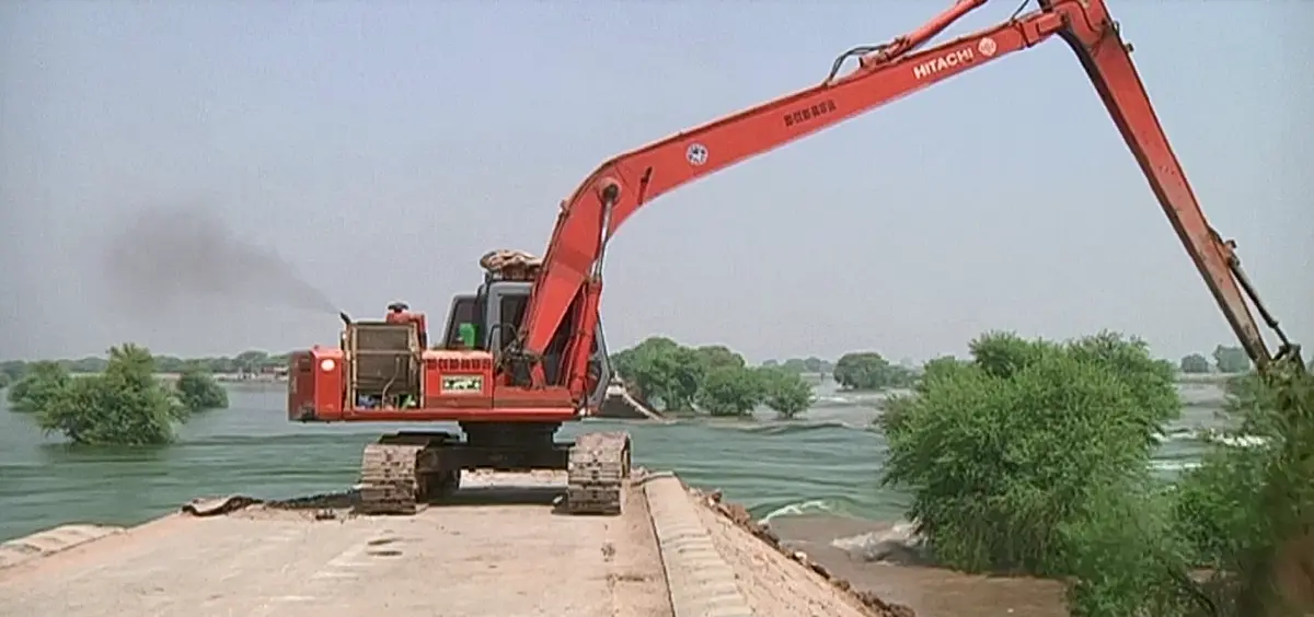 ปากีสถานทุบถนนเปิดทางน้ำไหลสกัดท่วมเมือง