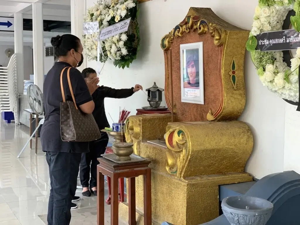 เคลื่อนร่าง ‘ม.ล.สุรีย์วัล’ ถึงวัดแล้ว พี่สาวเผย ปุ้มเป็นคนเข้มแข็งสมฉายาราชินีนักบู๊