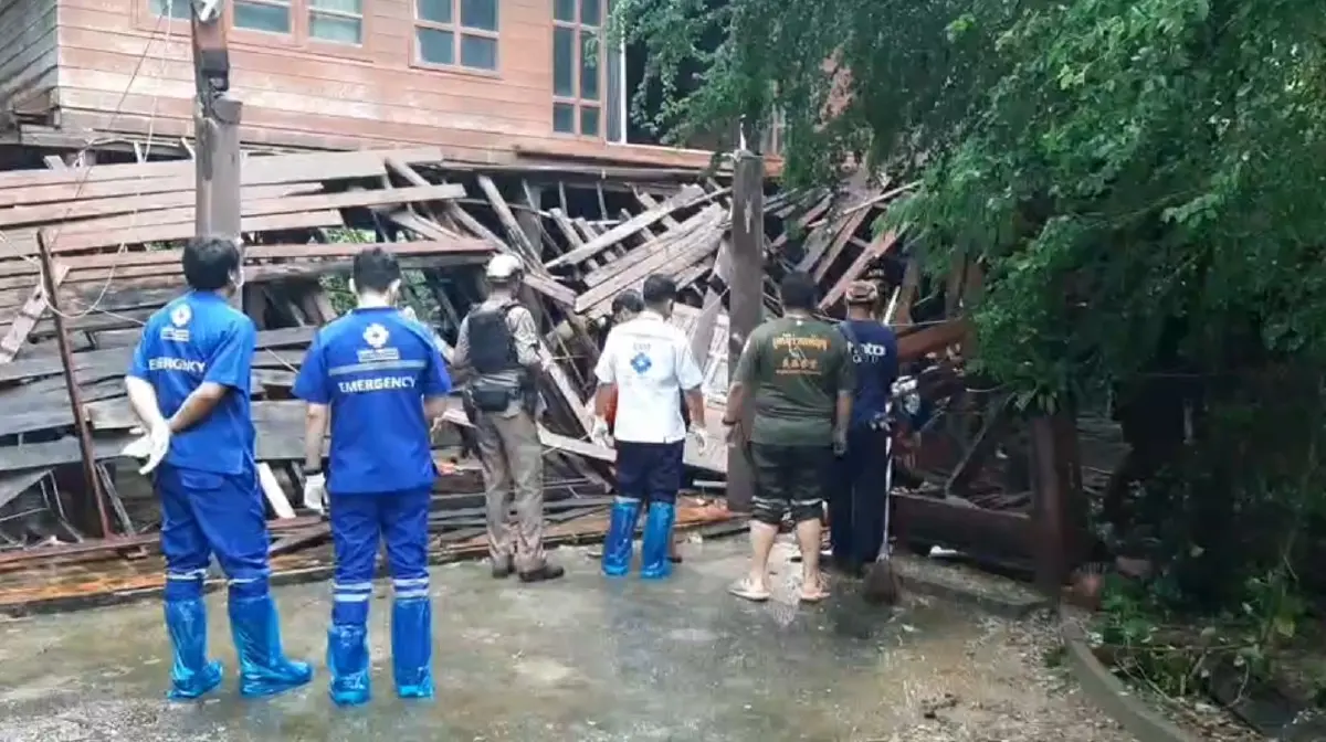 บ้านไม้ 2 ชั้นย่านบางแก้วพังถล่ม เบื้องต้นบาดเจ็บ 1 ราย