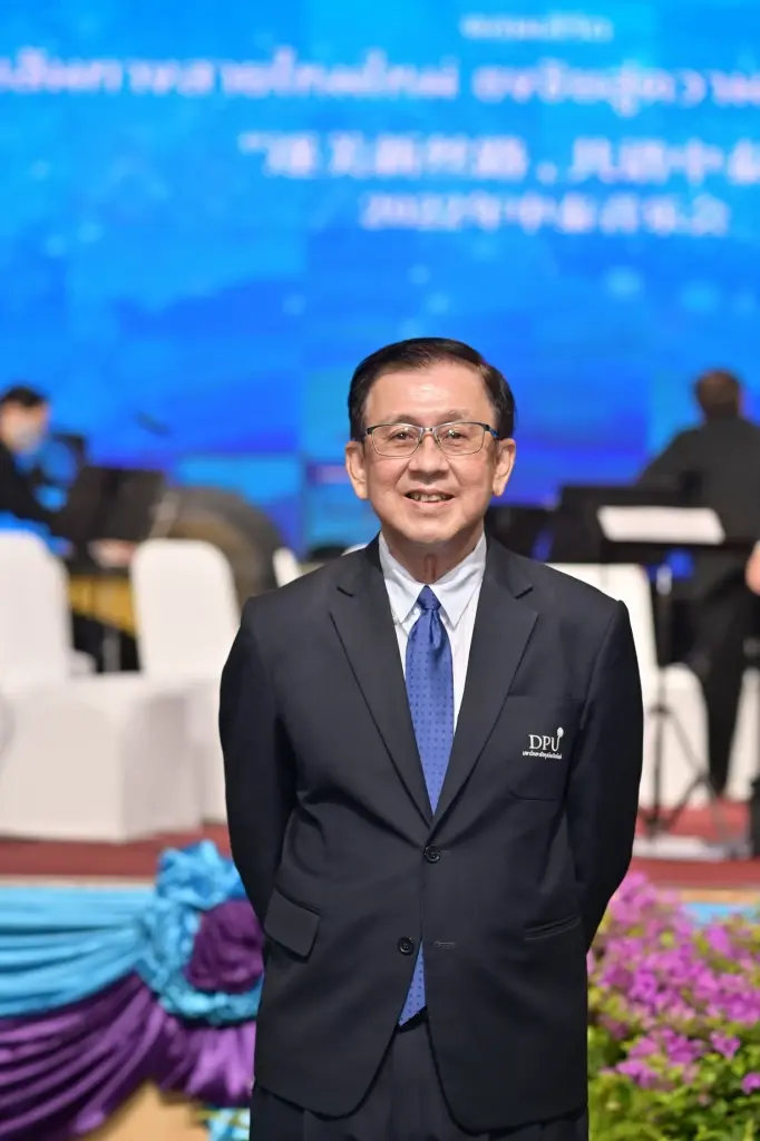 "นายพูลศักดิ์ ประณุทนรพาล" ที่ปรึกษาอธิการบดีอาวุโส มหาวิทยาลัยธุรกิจบัณฑิตย์ และเลขาธิการและกรรมการบริหารสถาบันขงจื่อเส้นทางสายไหมทางทะเล