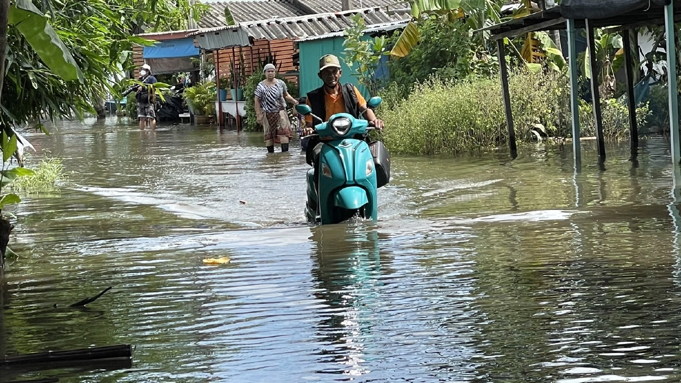 เนชั่น - เส้นด้าย มอบถุงยังชีพพี่น้องชาวหนองจอก หลังน้ำท่วมนาน 3 สัปดาห์