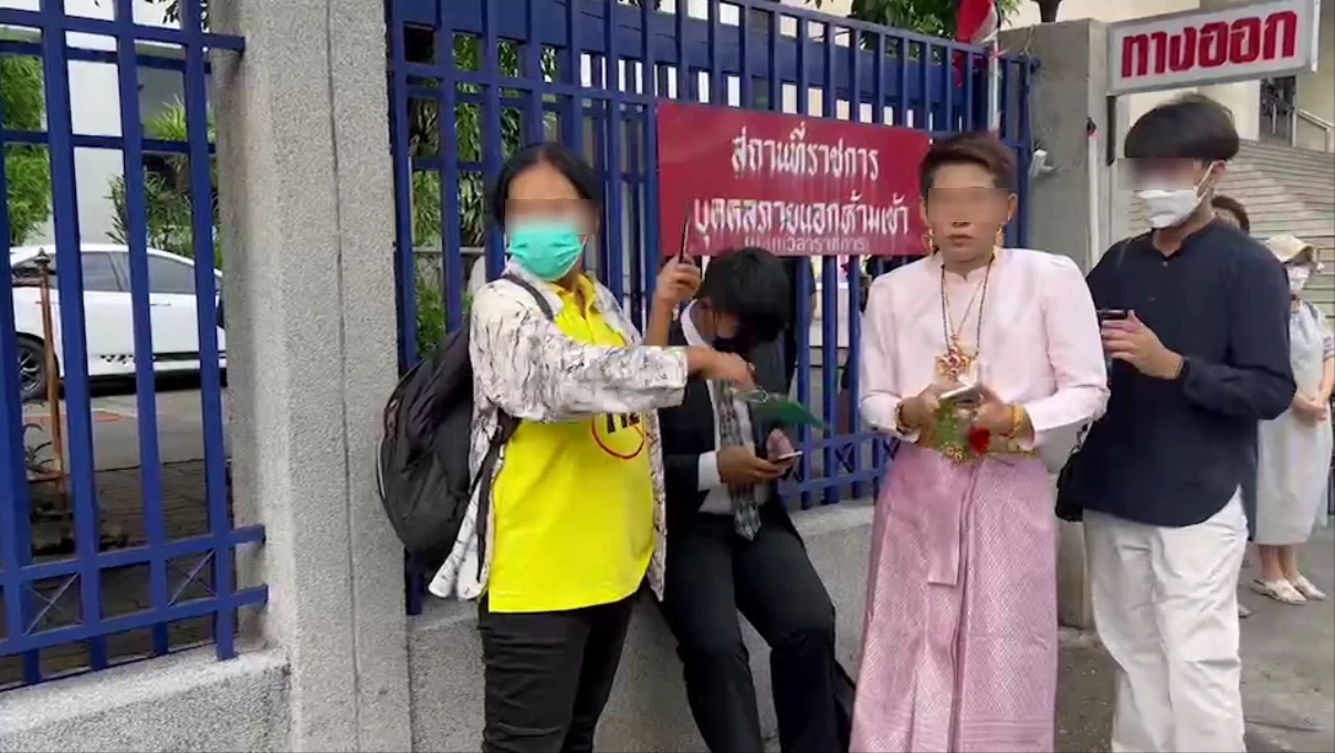 ศาลพิพากษาจำคุก "นิว จตุพร" (สวมชุดไทย) 2 ปี โดยไม่รอลงอาญา