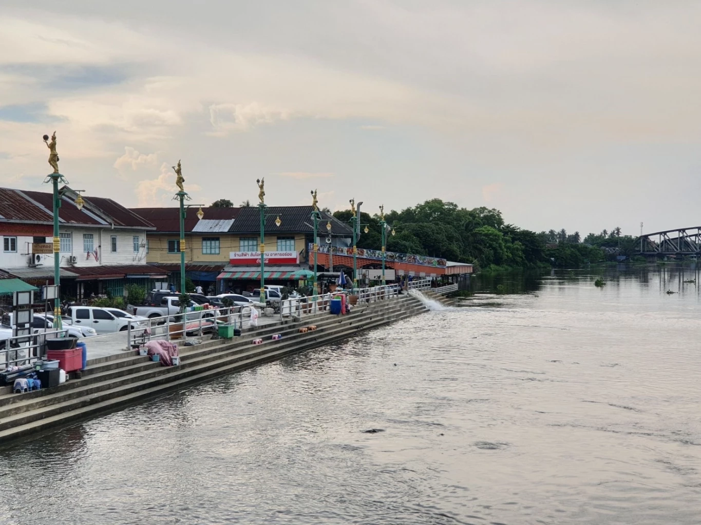 แม่น้ำท่าจีนนครปฐมวิกฤต จนท. ขึ้นธงแดง เตือน ปชช. เตรียมขนของขึ้นที่สูง