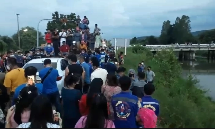 พบแล้ว!! ร่างผอ.สาวพร้อมรถเก๋งคู่ใจ จมใต้คลองชลประทาน (มีคลิป)