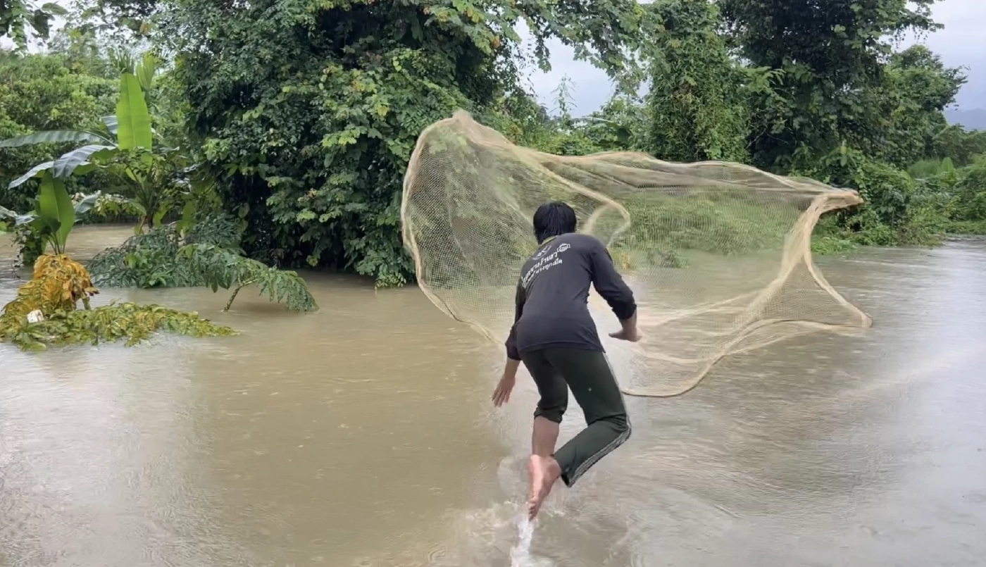 ปภ.ชักธงเหลือง เตือนน้ำท่วมเมืองจันทบุรี ให้ชาวบ้านริมน้ำขนของขึ้นที่สูง