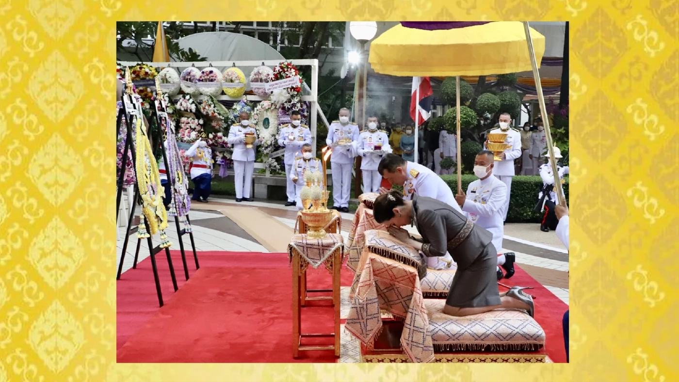 ในหลวง พระราชินี ทรงวางพวงมาลาถวายราชสักการะเนื่องใน ‘วันมหิดล’