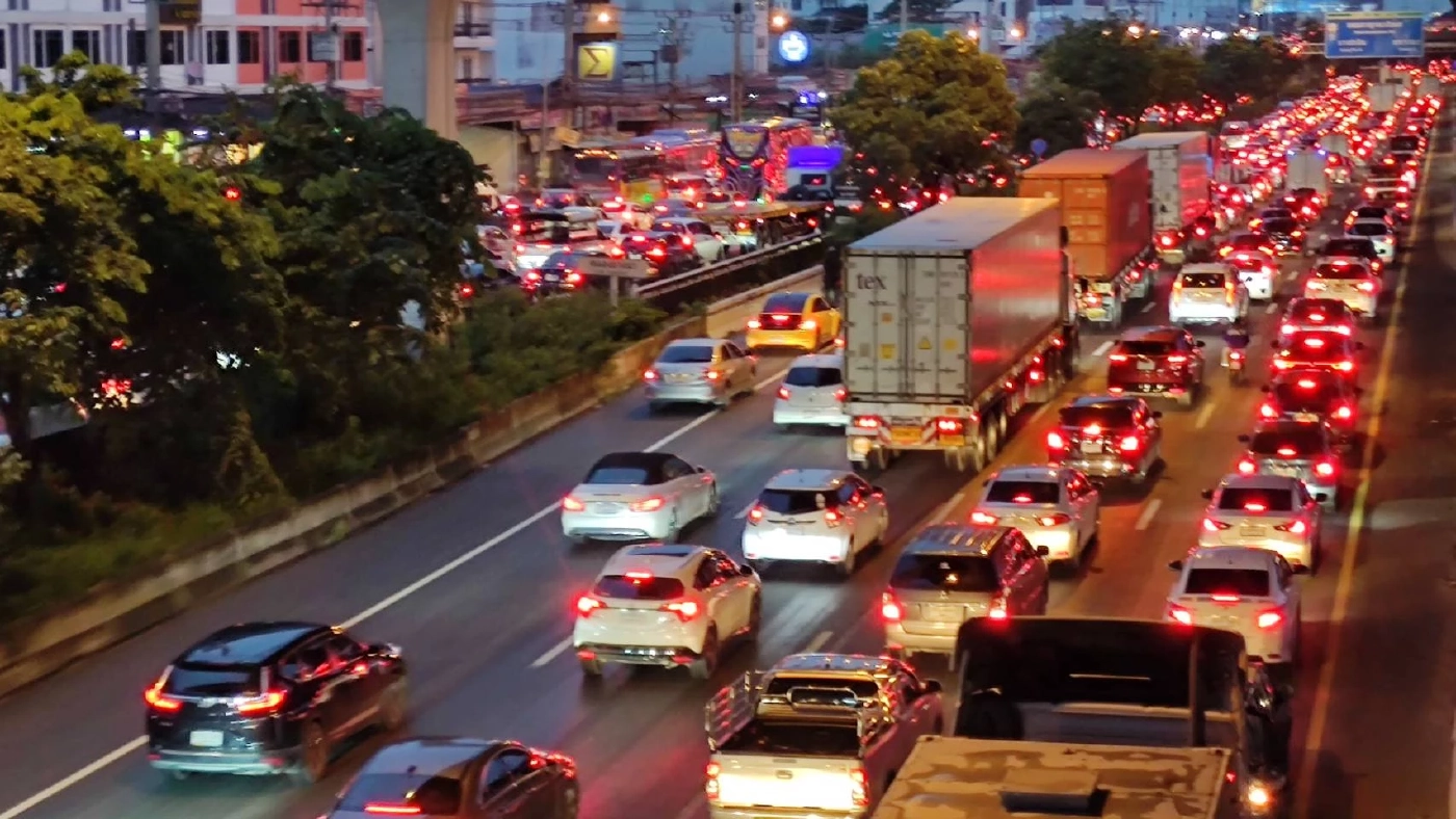 มาตามนัด ฝนถล่มกรุงฯ ยามเย็น ทำรถติดหนัก การจราจรแทบเป็นอัมพาตทั้งเมือง