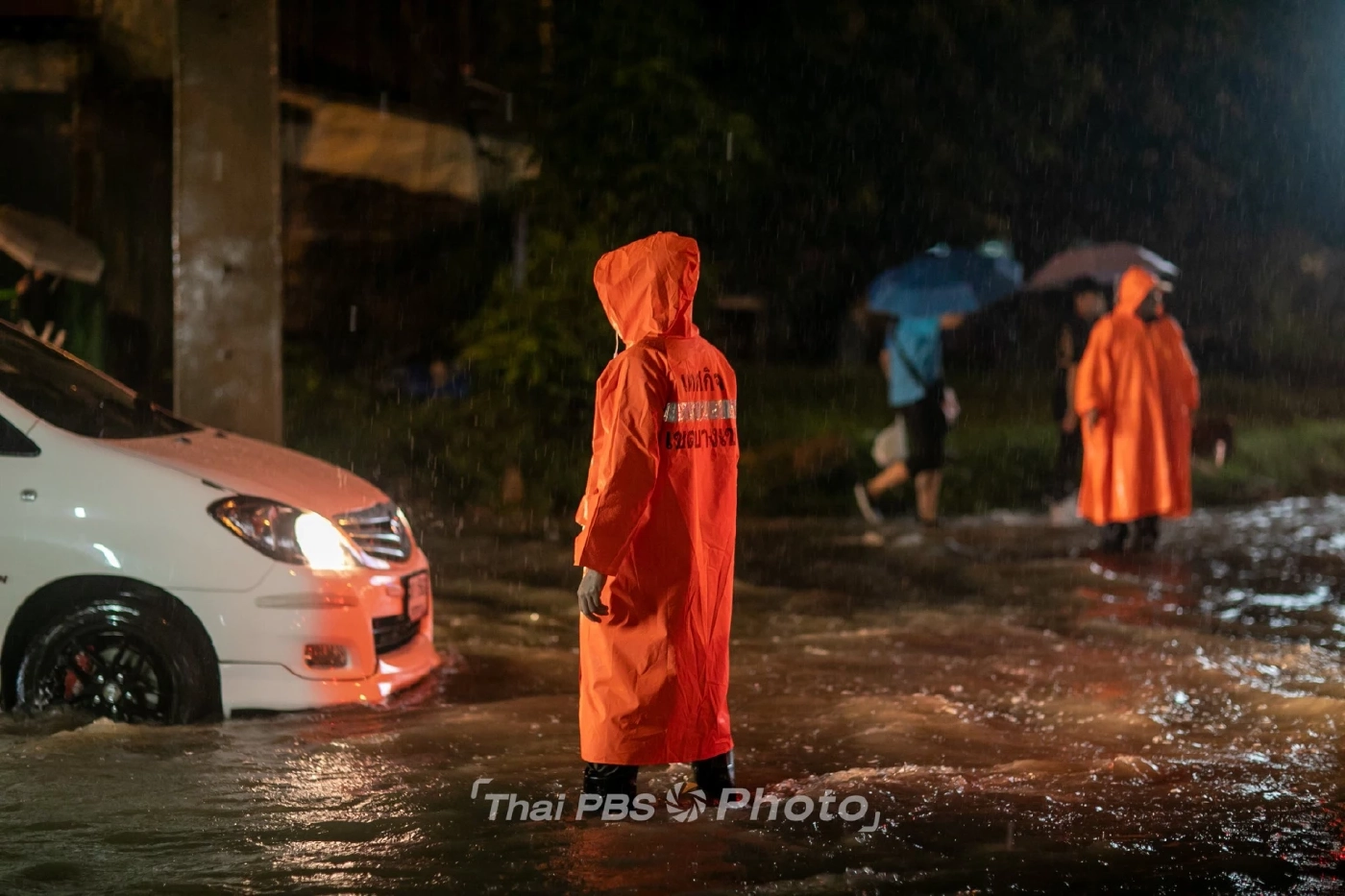 กทม.อ่วม ฝนกระหน่ำข้ามวัน ขณะเช้านี้มีน้ำท่วมขังในหลายจุด