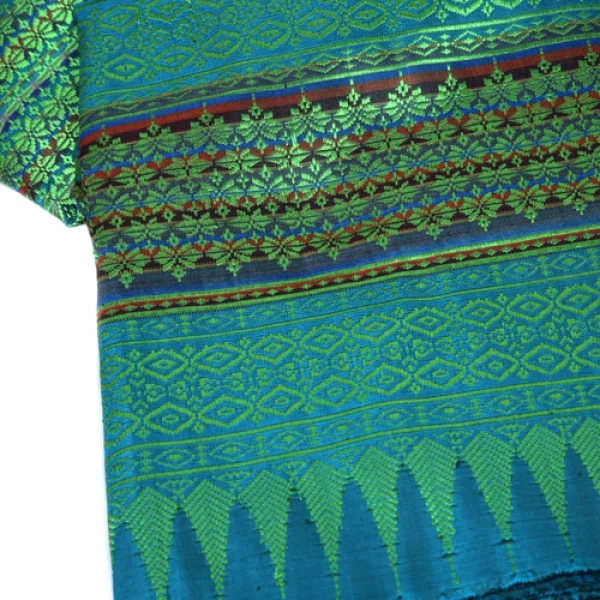 ลายกระดุมทอง โทนเขียวแดง ภาพจาก : วรรม๊ะไหมไทย