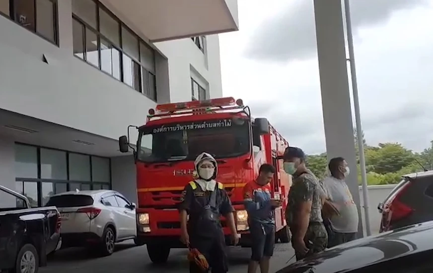 ป่วน “รพ.กระทุ่มแบน” ควันโขมงท่วมตึก “หมอ-พยาบาล” ขนผู้ป่วยหนีโกลาหล