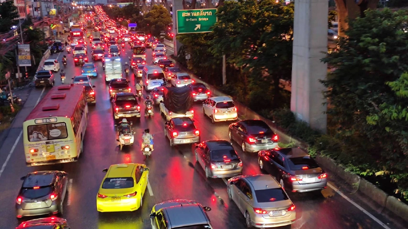 มาตามนัด ฝนถล่มกรุงฯ ยามเย็น ทำรถติดหนัก การจราจรแทบเป็นอัมพาตทั้งเมือง