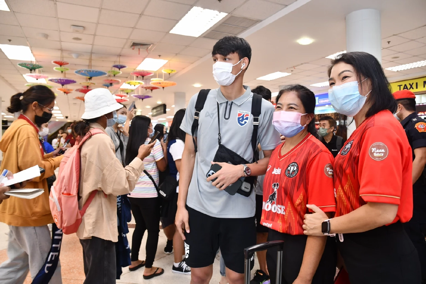 แข้งไทยถึงเชียงใหม่เตรียมลุยคิงส์คัพ แฟนเจ้าถิ่นแห่ต้อนรับแน่นสนามบิน