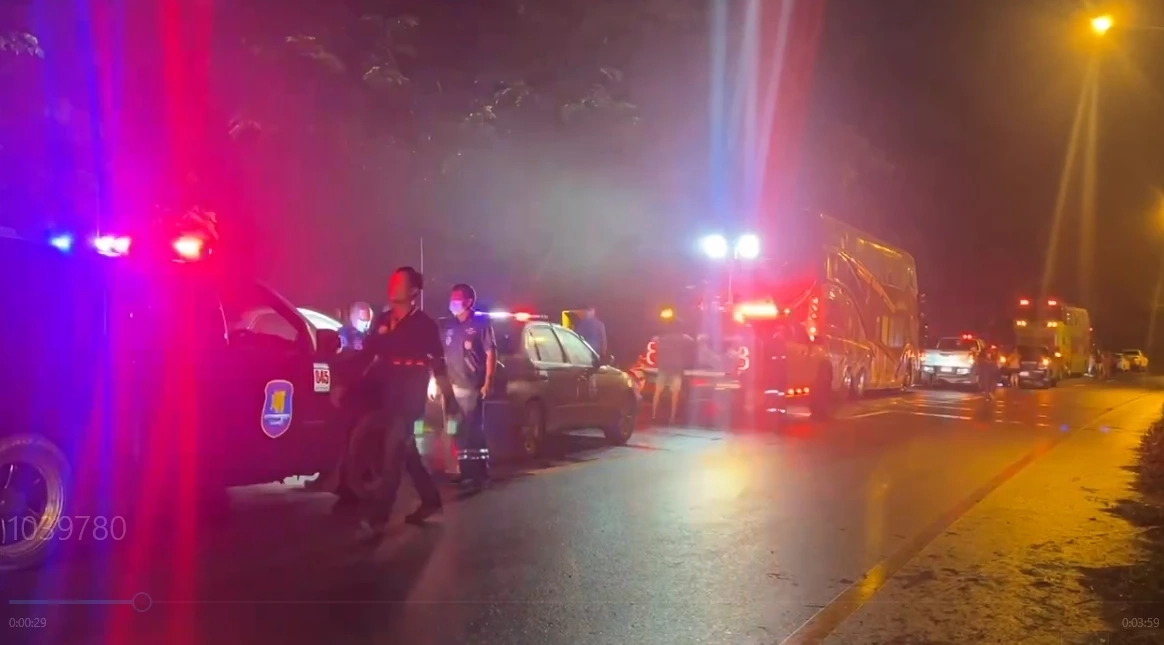 ระทึก "รถบัสนักเรียน" ทัศนศึกษาแหกโค้งคว่ำ  42 ชีวิตร้องไห้ระงม