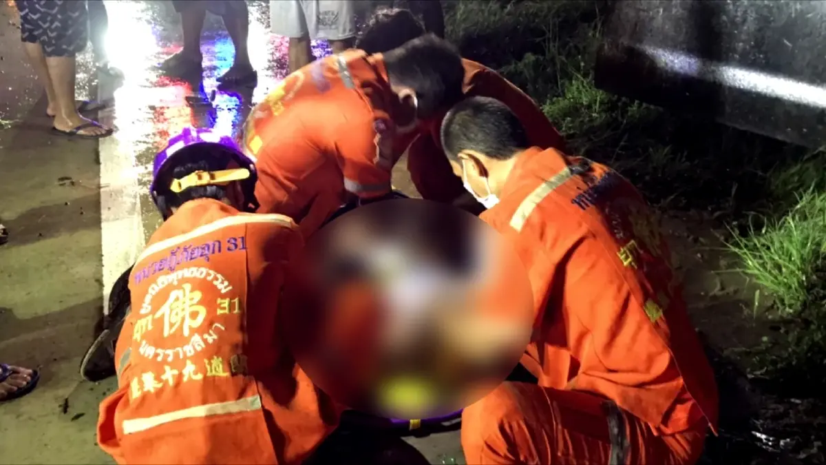 ฝนถล่มทั้งคืน สิบตำรวจโทซิ่งฟอร์จูนเนอร์ เสียหลักพุ่งชนต้นไม้ดับ