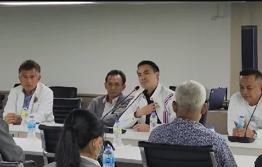 นายกอบจ.สุราษฎร์  พาสมาชิกเข้าเยี่ยมพรรครวมไทยสร้างชาติ โดยมีหัวหน้าและเลขาฯพรรคให้การต้อนรับ