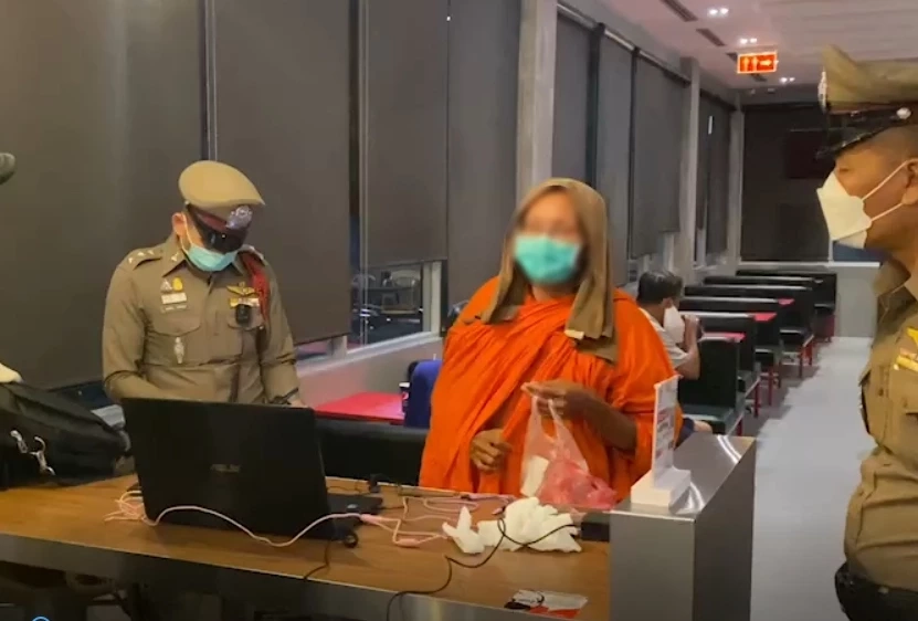 หวั่นไม่เหมาะ “ชายแต่งคล้ายพระ” โผล่นั่งเล่นเน็ตร้าน KFC กลางดึก 2 คืนติด