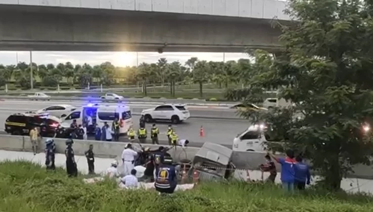 สยอง รถขนเงินกว่า 10 ล้าน ชนแบริเออร์ เสียหลักพลิกคว่ำ พังยับ ดับ 3