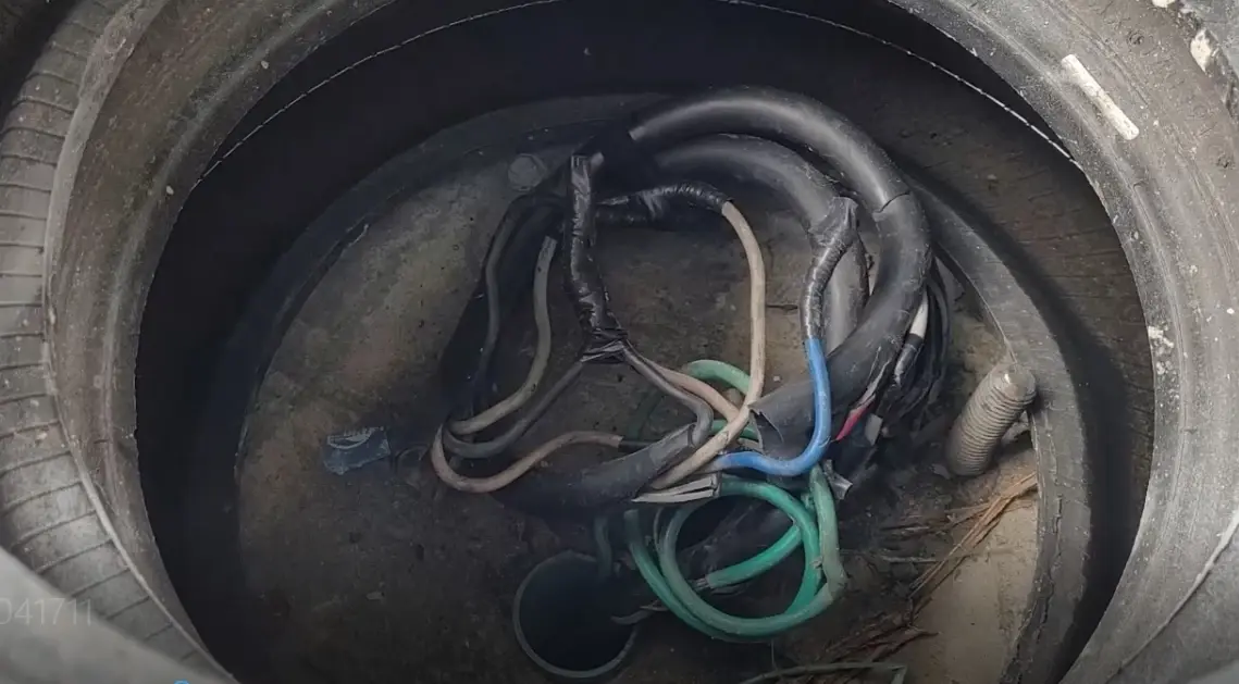 ผวา "สายไฟรั่ว" โผล่กลางทางเท้า ชาวบ้านหวั่นเกิดเหตุสลด จี้เร่งแก้ไข