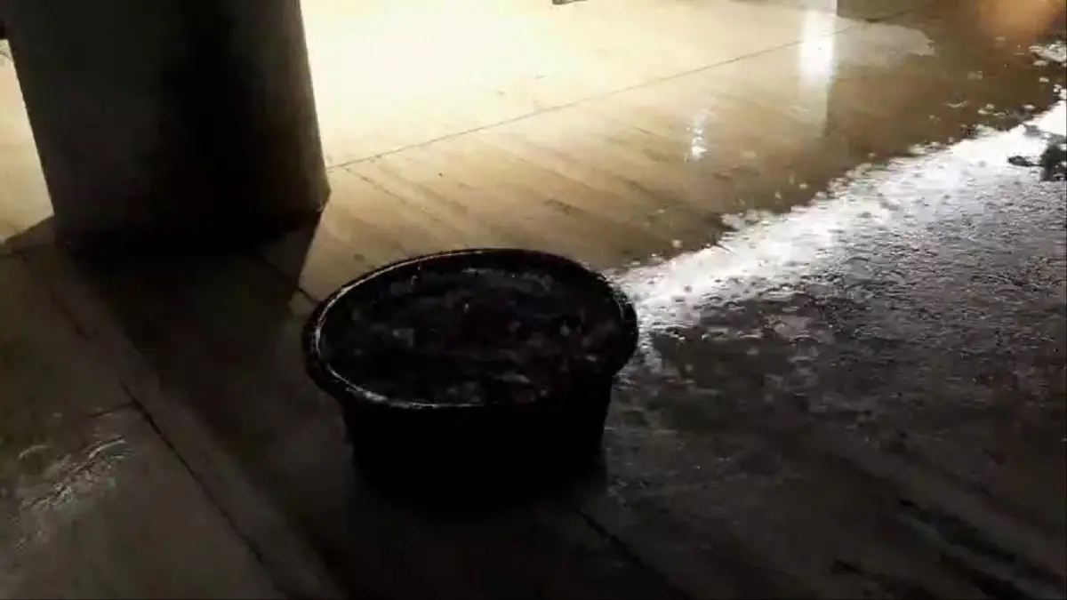 ฝนตก หลังคารั่ว