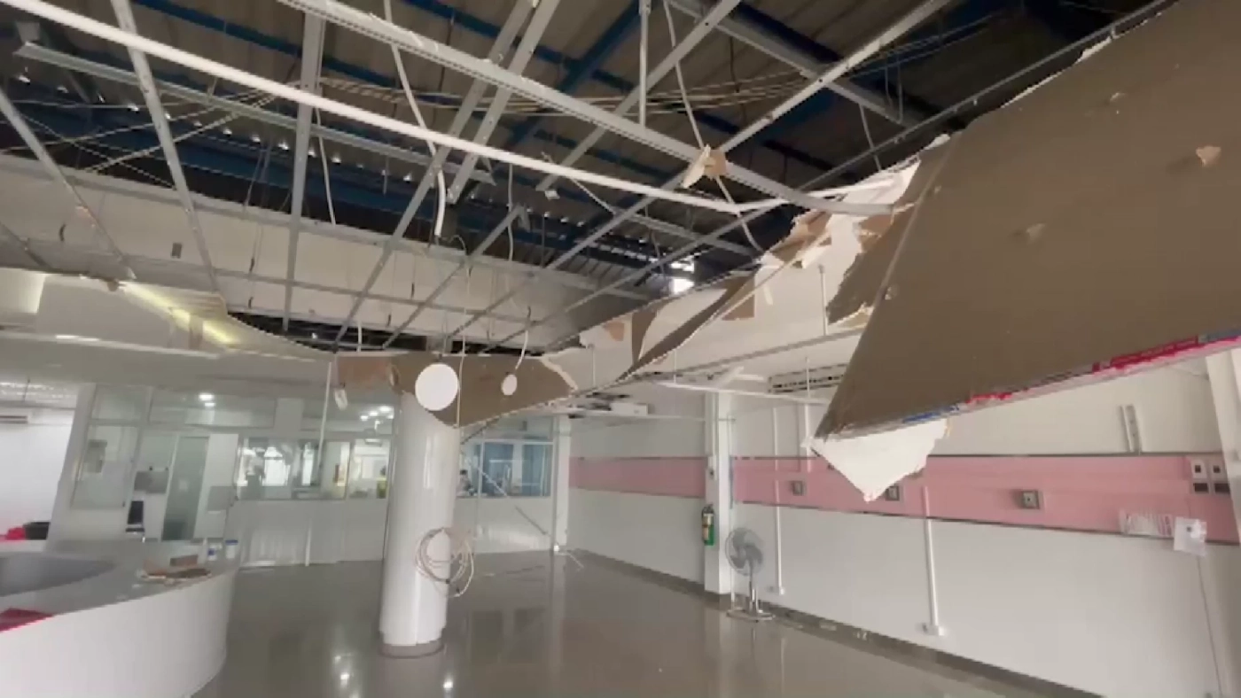 ระทึก ฝ้าห้องฉุกเฉิน รพ.โพธิ์ทอง ถล่ม หลังเจอฝนตกหนักติดต่อ (มีคลิป)