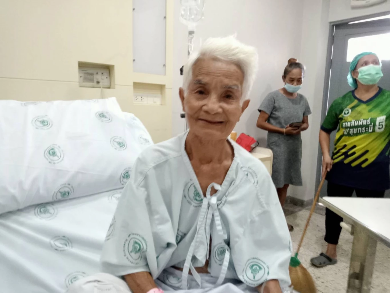 “ยายแขม” เย็บ 5 เข็มปลอดภัยแล้ว เปิดใจเล่านาทีระทึก “หนุ่มคลั่ง” ฟันคอ